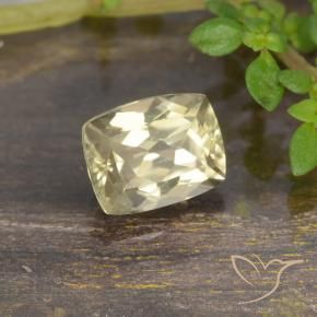 Diásporo con Cambio de Color Amarillo muy claro natural de 0.92 ct, Forma Cojín, VVS-VS