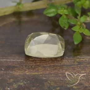 Diásporo con Cambio de Color Amarillo muy claro natural de 0.94 ct, Forma Cojín, VS