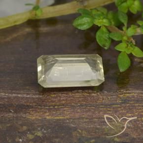 Diásporo con Cambio de Color Amarillo pálido natural de 0.82 ct, Corte Octágono / Esmeralda, VS