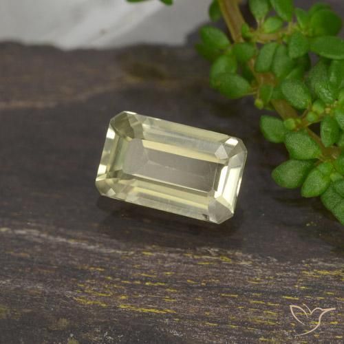 Diásporo con Cambio de Color Amarillo dorado claro natural de 0.66 ct, Corte Octágono / Esmeralda, VVS-VS