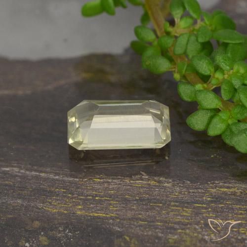Diásporo con Cambio de Color Amarillo dorado claro natural de 0.66 ct, Corte Octágono / Esmeralda, VVS-VS