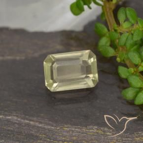 Diásporo con Cambio de Color Beige amarillo natural de 0.53 ct, Corte Octágono / Esmeralda, VVS-VS