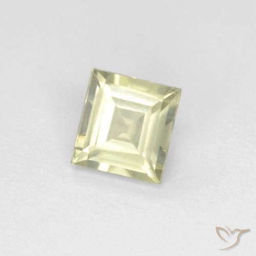 Diásporo con Cambio de Color Amarillo muy claro natural de 0.62 ct, Cuadrado, VVS-VS