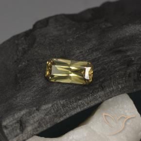 Granate que cambia de color Medium Yellow  natural de 0.72 ct, Corte Octágono / Esmeralda, VVS