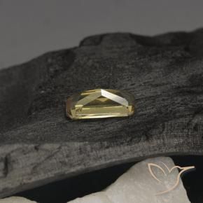 Granate que cambia de color Medium Yellow  natural de 0.72 ct, Corte Octágono / Esmeralda, VVS