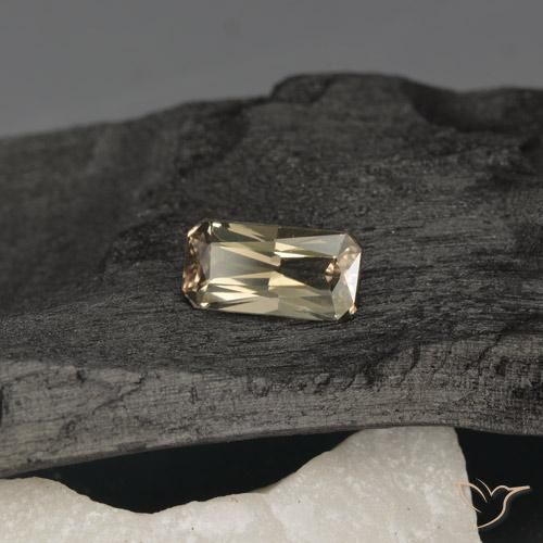 Granate que cambia de color Amarillo cálido natural de 0.76 ct, Corte Octágono / Esmeralda, VVS