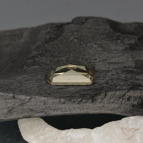 Granate que cambia de color Amarillo cálido natural de 0.76 ct, Corte Octágono / Esmeralda, VVS