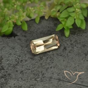 Granate que cambia de color Oro natural de 0.68 ct, Corte Octágono / Esmeralda, VVS