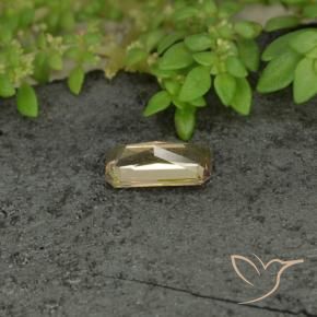 Granate que cambia de color Oro natural de 0.68 ct, Corte Octágono / Esmeralda, VVS