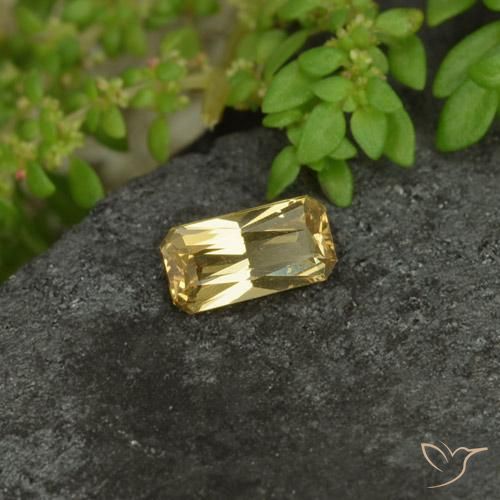 Granate que cambia de color Amarillo pálido natural de 0.73 ct, Corte Octágono / Esmeralda, VVS