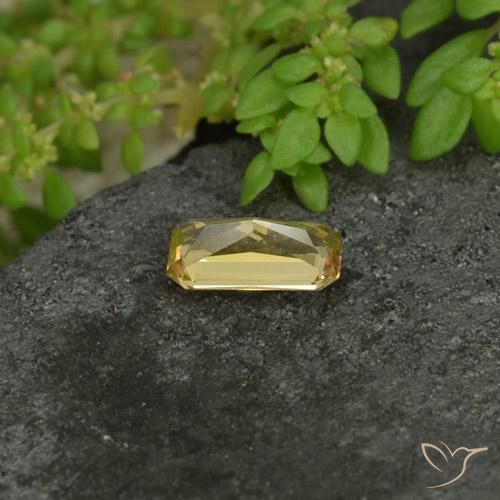 Granate que cambia de color Amarillo pálido natural de 0.73 ct, Corte Octágono / Esmeralda, VVS