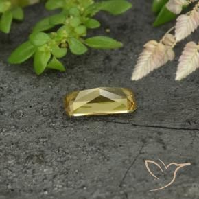Granate que cambia de color Amarillo dorado natural de 0.62 ct, Corte Octágono / Esmeralda, VVS-VS