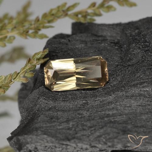 Granate que cambia de color Oro natural de 0.61 ct, Corte Octágono / Esmeralda, VVS-VS