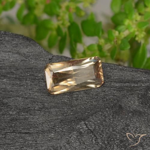 Granate que cambia de color Marrón-oro natural de 0.70 ct, Corte Octágono / Esmeralda, VVS-VS