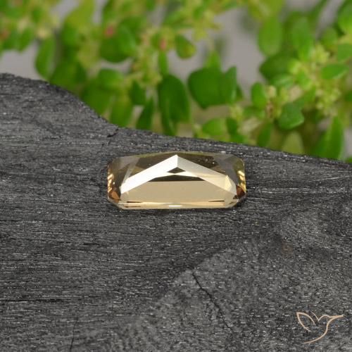 Granate que cambia de color Marrón-oro natural de 0.70 ct, Corte Octágono / Esmeralda, VVS-VS