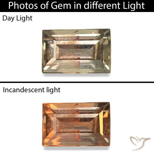 Zafiro que cambia de color Amarillo claro natural de 0.24 ct, Corte Baguette, VVS-VS