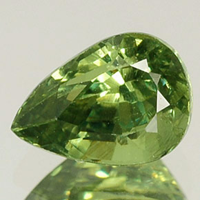 Granate demantoide verde natural de 0,76 ct, en forma de pera, VS-SI