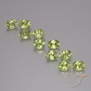 Gemas de Granate demantoide Verde medio natural de 2.13 ct, Ovalada, VS