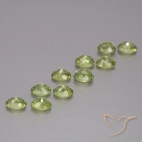 Gemas de Granate demantoide Verde medio natural de 2.13 ct, Ovalada, VS