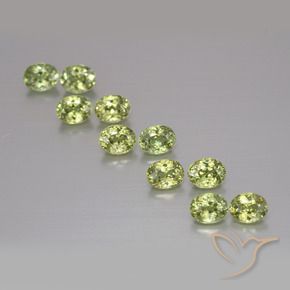Gemas de Granate demantoide Verde medio natural de 2.44 ct, Ovalada, VS