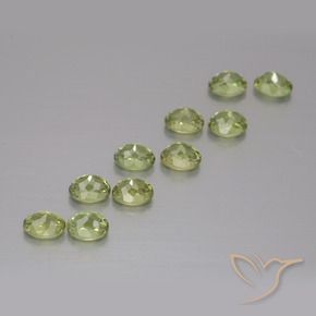 Gemas de Granate demantoide Verde medio natural de 2.44 ct, Ovalada, VS