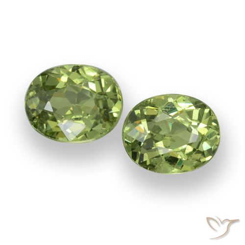 Gemas de Granate demantoide Verde bosque claro natural de 0.88 ct, Corte Óvalo, VS
