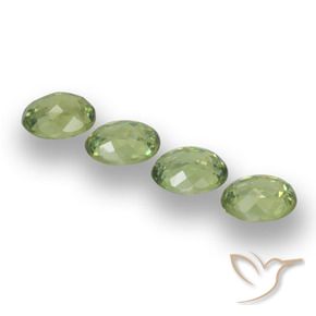 Gemas de Granate demantoide Verde cálido natural de 1.36 ct, Ovalada, VS