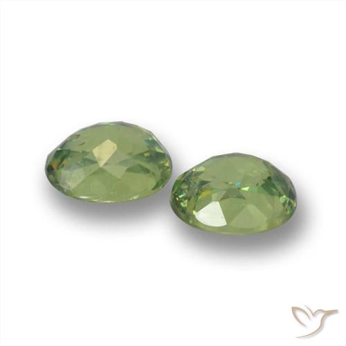 Gemas de Granate demantoide Verde medio natural de 0.96 ct, Ovalada, VS