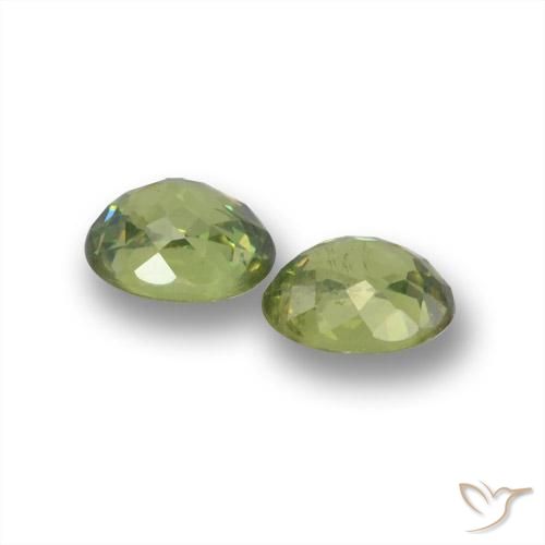 Gemas de Granate demantoide Verde medio natural de 0.84 ct, Corte Óvalo, VS