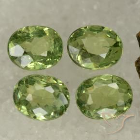 Gemas de Granate demantoide Verde medio natural de 1.52 ct, Ovalada, VS