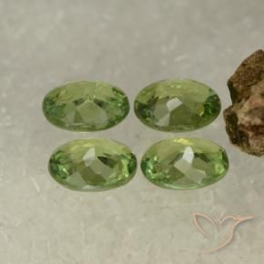 Gemas de Granate demantoide Verde medio natural de 1.52 ct, Ovalada, VS