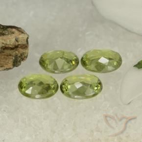 Gemas de Granate demantoide Verde medio natural de 1.48 ct, Ovalada, VS