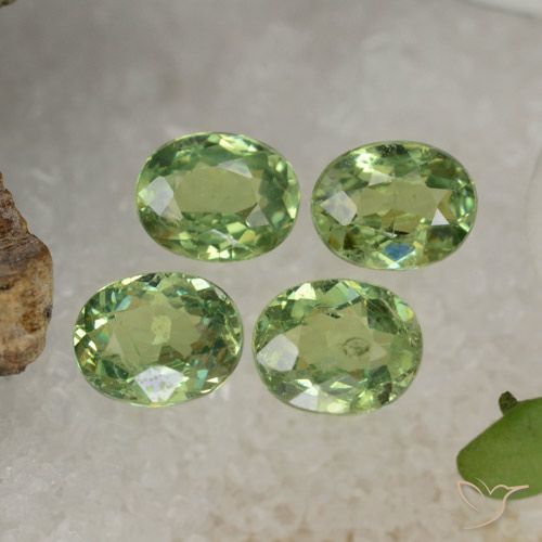 1.75ctw Natural Verde medio Granate demantoide, Ovalada, VS
