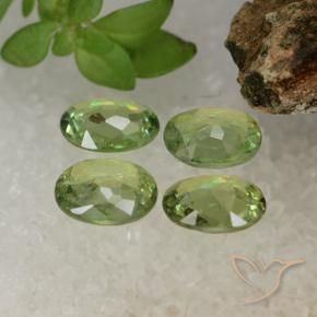 Gemas de Granate demantoide Verde pera natural de 1.40 ct, Ovalada, VS