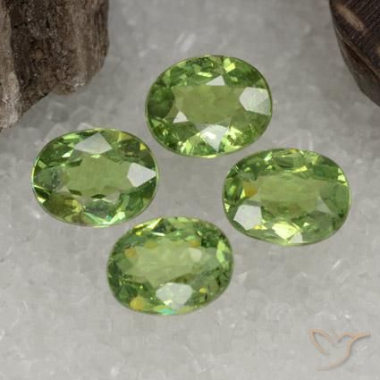 Gemas de Granate demantoide Verde cálido natural de 1.45 ct, Ovalada, VS
