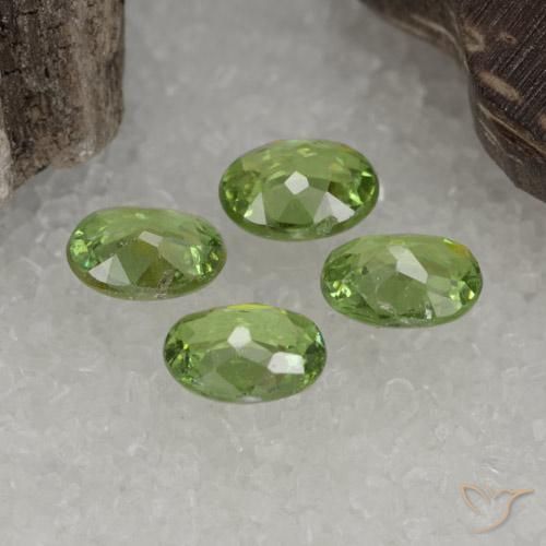 Gemas de Granate demantoide Verde cálido natural de 1.45 ct, Ovalada, VS