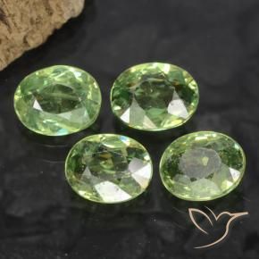 Gemas de Granate demantoide Verde medio natural de 1.73 ct, Ovalada, VS