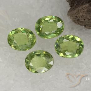 Gemas de Granate demantoide Verde medio natural de 1.63 ct, Ovalada, VS