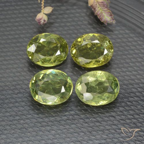 1.43ctw Natural Verde cálido Granate demantoide, Ovalada, VS