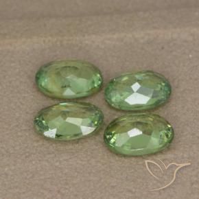 Gemas de Granate demantoide Verde bosque natural de 2.34 ct, Ovalada, VS
