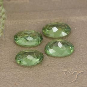 Gemas de Granate demantoide Verde bosque natural de 2.27 ct, Ovalada, VS