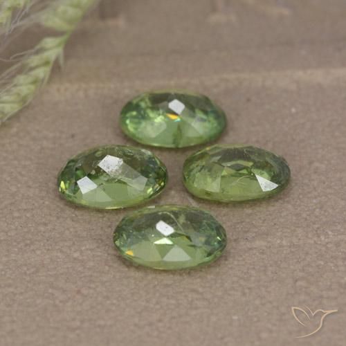 Gemas de Granate demantoide Verde medio natural de 2.74 ct, Ovalada, VS
