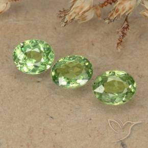 Gemas de Granate demantoide Verde pera natural de 0.88 ct, Ovalada, VS-SI