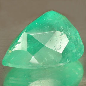 Esmeralda Verde natural de 11.76 ct, En forma de pera, VS-SI