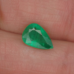 Esmeralda verde natural de 0,90 ct, en forma de pera, I1