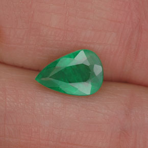 Esmeralda verde natural de 0,90 ct, en forma de pera, I1