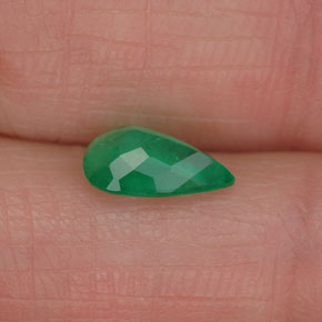 Esmeralda verde natural de 0,90 ct, en forma de pera, I1