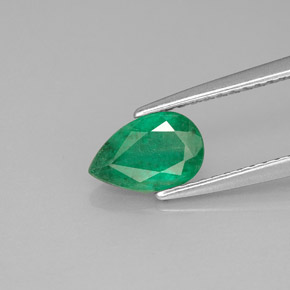 Esmeralda verde natural de 0,69 ct, en forma de pera, I1
