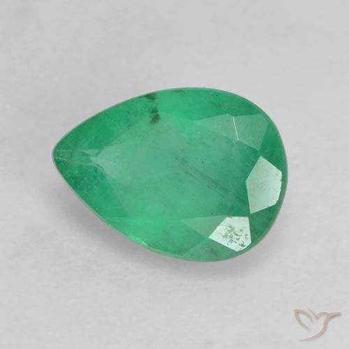 Esmeralda Verde jade natural de 0.60 ct, En forma de pera, I1