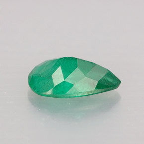 Esmeralda verde natural de 0,90 ct, en forma de pera, SI